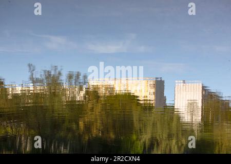 Jezioro Winiary - Gniezno, Polen - Wasserreflexionen, Wohnhaus aus Beton, in einem See reflektiert. Stockfoto