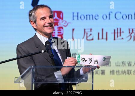 (230519) -- WIEN, 19. Mai 2023 (Xinhua) -- Rafael Grossi, Generaldirektor der Internationalen Atomenergie-Organisation (IAEO), zeigt seinen Namen auf Chinesisch bei der Eröffnungszeremonie des UN-Tags der chinesischen Sprache, die am 2. Mai 2023 im Wiener Internationalen Zentrum in Wien, Österreich, stattfindet. ZUM Thema „Interview: IAEO Chief erwartet umfassendere, tiefere Zusammenarbeit mit China im Nuklearbereich“ (IAEO/Handout über Xinhua) Stockfoto