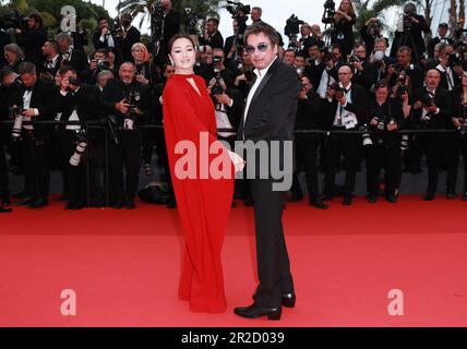 Cannes, Frankreich. 18. Mai 2023. Schauspielerin Gong Li (L) und ihr Ehemann, französischer Komponist Jean-Michel Jarre, posieren bei einem Fotoanruf auf der 76. Ausgabe des Filmfestivals in Cannes, Südfrankreich, am 18. Mai 2023. Kredit: Gao Jing/Xinhua/Alamy Live News Stockfoto