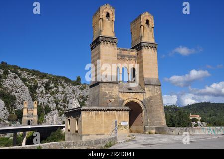 Alte Mirabeau-Brücke über den Fluss DInsurance in der Provence Stockfoto