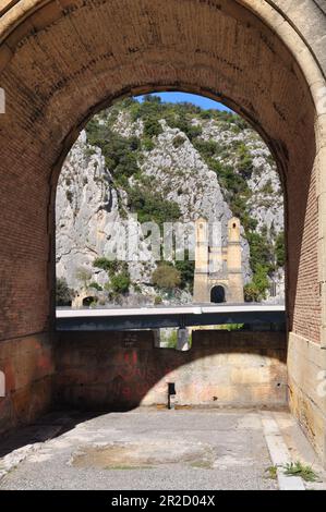 Alte Mirabeau-Brücke über den Fluss DInsurance in der Provence Stockfoto