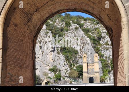 Alte Mirabeau-Brücke über den Fluss DInsurance in der Provence Stockfoto