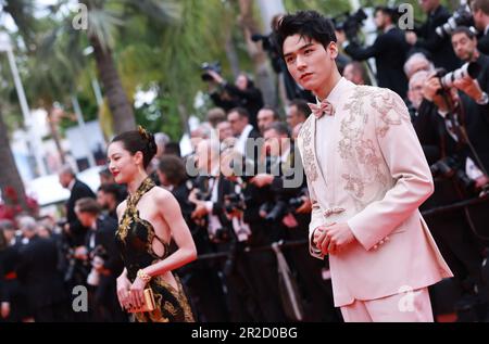 Cannes, Frankreich. 18. Mai 2023. Schauspieler Gong Jun (R) und Schauspielerin Zhong Chuxi posieren bei einem Fotoanruf bei der 76. Ausgabe des Filmfestivals von Cannes in Cannes, Südfrankreich, am 18. Mai 2023. Kredit: Gao Jing/Xinhua/Alamy Live News Stockfoto