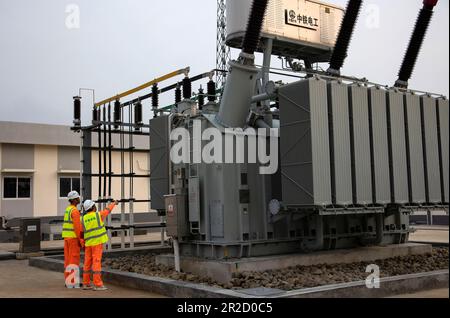 Jakarta, Ltd. Inspiziert die Ausrüstung vor der Kraftübertragung in einem Umspannwerk der Hochgeschwindigkeits-Eisenbahn Jakarta-Bandung in Indonesien. 18. Mai 2023. Techniker der China Railway Electrification Engineering Group Co., Ltd. Inspizieren die Ausrüstung vor der Kraftübertragung in einem Umspannwerk der Jakarta-Bandung High-Speed Railway in Indonesien, 18. Mai 2023. Die Kraftübertragung über das Oberleitungssystem (OCS) entlang der gesamten Strecke der Hochgeschwindigkeitsbahn Jakarta-Bandung (HSR) wurde am Donnerstag erfolgreich durchgeführt. Kredit: Jiao Hongtao/Xinhua/Alamy Live News Stockfoto