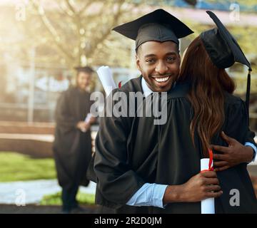 Abschlussfeier, Umarmung und Studierende, die ihre akademischen Leistungen feiern, oder Absolventen zusammen mit Freude an einem glücklichen Tag und im Freien. Freunde, Zertifikat und Stockfoto