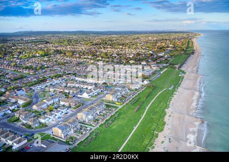 Blick aus der Vogelperspektive auf das Rustington Village in West Sussex am Meer an der Broadmark Lane mit Blick auf East Preston. Stockfoto