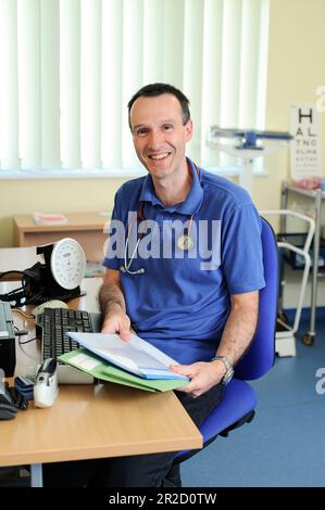 Ein NHS-Hausarzt, der in seiner Allgemeinchirurgie abgebildet wurde. North Devon, England, Großbritannien Stockfoto