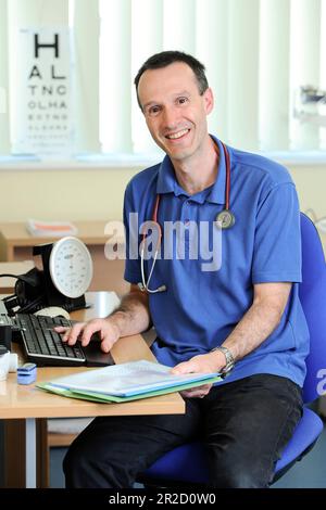 Ein NHS-Hausarzt, der in seiner Allgemeinchirurgie abgebildet wurde. North Devon, England, Großbritannien Stockfoto
