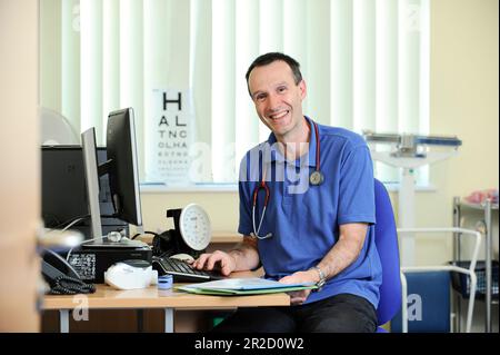 Ein NHS-Hausarzt, der in seiner Allgemeinchirurgie abgebildet wurde. North Devon, England, Großbritannien Stockfoto