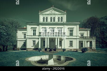 Zloty Potok historische Palastgebäude in einem alten Park. Stockfoto