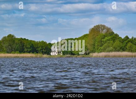 17. Mai 2023, Brandenburg, Groß Schauen: Das Landhaus Selchow in der Gegend von Sielmanns Naturlandschaft Groß Schauener gesehen. Foto: Patrick Pleul/dpa Stockfoto