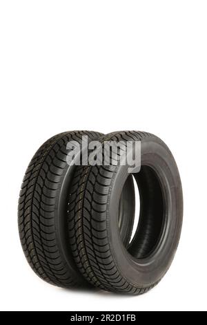 Neue Reifen stapeln sich auf weißem Hintergrund isoliert. Draufsicht Stockfoto