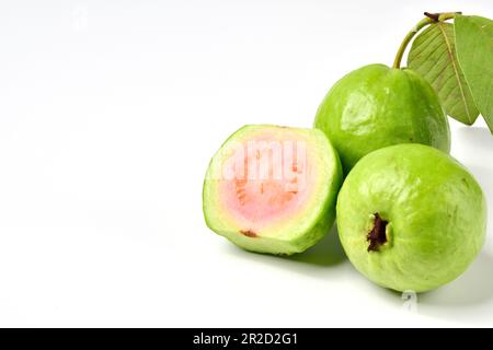 Rosa Guavenfrüchte isoliert auf weißem Hintergrund. Guavenfrucht mit isoliertem Blatt auf weißem Hintergrund. Thailändische rosa Guavenfrucht isoliert auf weißem Hintergrund. Stockfoto
