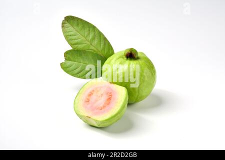 Rosa Guavenfrüchte isoliert auf weißem Hintergrund. Guavenfrucht mit isoliertem Blatt auf weißem Hintergrund. Thailändische rosa Guavenfrucht isoliert auf weißem Hintergrund. Stockfoto