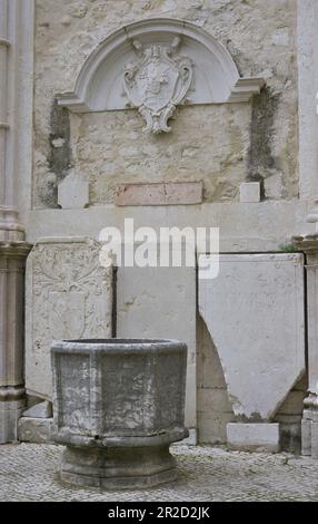 Archäologisches Museum Von Carmo. Gegründet 1864 von Joaquim Possidonio da Silva (1806-1896), befindet es sich in den Ruinen des ehemaligen Carmo-Klosters (Convento do Carmo). Innenausstattung des Gehäuses. Lissabon, Portugal. Stockfoto