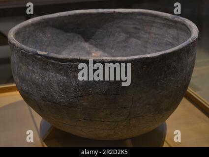 Vorgeschichte. Eine grundlegende rituelle Vase. Spätkalzium. Töpferei. Von Vila Nova de Sao Pedro (Portugal): Archäologisches Museum Von Carmo. Lissabon, Portugal. Stockfoto