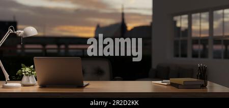 Arbeitsplatz in der Nacht mit Laptop-Computer, Tischlampe und Einrichtung auf einem Holztisch mit verschwommenem Hintergrund und Blick auf die Stadt bei Nacht. 3D Render, 3D illust Stockfoto