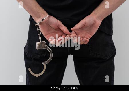 Männerhände in Handschellen. Kriminell Stockfoto