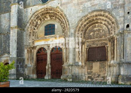 Avallon. Yonne-Abteilung. Morvan, regionaler Naturpark. Veranda und Tympanum der collegiale Notre Dame und Saint Lazare. Bourgone Franche Comté. Frankreich Stockfoto