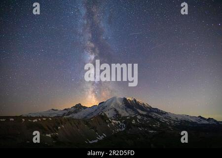 Atemberaubende Milchstraße Über Mt. Rainier in Mt. Rainier-Nationalpark Stockfoto