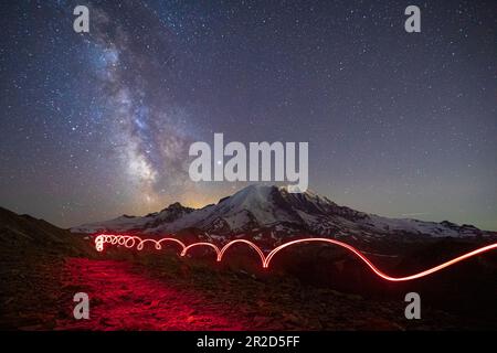 Atemberaubende Milchstraße Über Mt. Rainier und ein Flashlight Track Stockfoto