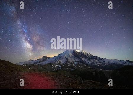 Atemberaubende Milchstraße Über Mt. Rainier in Mt. Rainier-Nationalpark Stockfoto