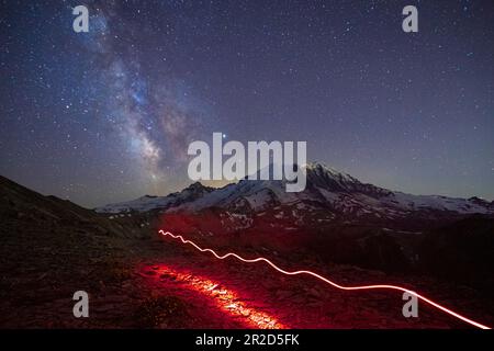 Atemberaubende Milchstraße Über Mt. Rainier und ein Flashlight Track Stockfoto