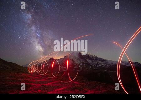 Atemberaubende Milchstraße Über Mt. Rainier und ein Flashlight Track Stockfoto