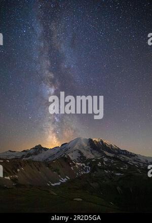 Atemberaubende Milchstraße Über Mt. Rainier in Mt. Rainier-Nationalpark Stockfoto