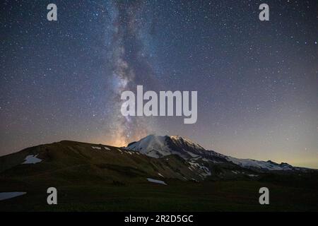 Atemberaubende Milchstraße Über Mt. Rainier in Mt. Rainier-Nationalpark Stockfoto