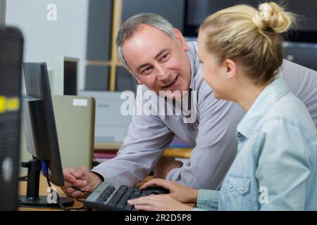 Ingenieur und Auszubildender mit dem Computer Stockfoto