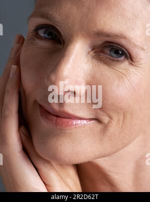 Gesicht, Natur und Schönheit einer erwachsenen Frau, die eine kosmetische Gesichtspflege in der Nahaufnahme für Wellness durchführt. Kosmetik, Pflege und Porträt des alten weiblichen Modells mit Stockfoto