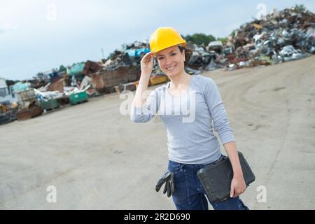 Weibliche Arbeiterin auf dem Schrottplatz Stockfoto