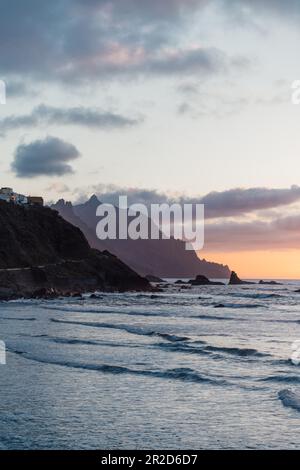 Strand und Berge in Teneriffa bei Sonnenuntergang Stockfoto