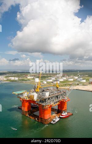 Offshore-Plattform auf dem Weg zum Standort von der Werft Stockfoto