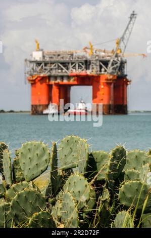 Offshore-Plattform auf dem Weg zum Standort von der Werft Stockfoto