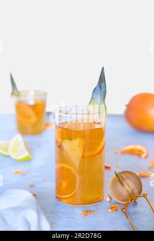 Ein Glas Eistee mit frischem Obst Stockfoto