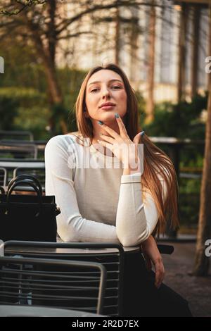 Das weiße, wunderschöne Mädchen oben zeigt ihre hellblauen Nägel aus der Nähe Stockfoto