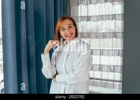 Schöne, ernste, weiße Geschäftsfrau. Geschäftsfrau mittleren Alters. Stockfoto