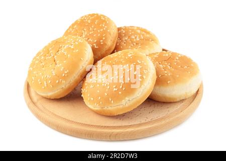 Burgerbrötchen auf Schneidebrett isoliert auf weißem Hintergrund. Draufsicht. Stockfoto