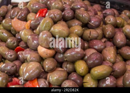 Marinierte Oliven zum Verkauf auf einem Markt in Terrasa, bei Barcelona, Spanien. Stockfoto