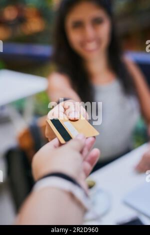 Frau, Hände und Kreditkartenzahlung in einem Café oder Kellner im Restaurant für Transaktionen oder Gäste, die zum Kauf bereit sind, und im Café. Rechnungen Stockfoto