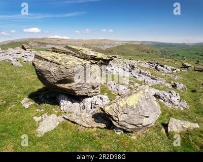 Die berühmten Norber-Gletschersprengungen an den südlichen Hängen von Ingleborough, Yorkshire Dales, Großbritannien. Stockfoto