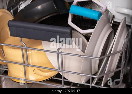 Geschirrspüler mit sauberen Tellern in der Küche Stockfoto