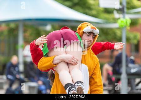 Bewdley, Worcs, Großbritannien. 19. Mai 2023. Schüler der sechsten Klasse an der Bewdley School und der sechsten Form in Bewdley, Worcestershire, feiern ihren letzten richtigen Schultag, indem sie sich verkleiden und Spaß haben, obwohl sie noch ihre A-Level-Prüfungen ablegen. Nach den DFE- und Ofqual-Notenprofilen für A-Niveaus werden diese Jahr wieder das Präpandemie-Notenprofil 2019 erreichen, und Lehrer werden als Grundlage für die Voraussage von Noten wieder auf 2019-Standards zurückgreifen. Kredit: Peter Lopeman/Alamy Live News Stockfoto