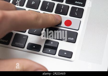 Nahansicht auf weißer konzeptioneller Tastatur – Japan (Taste mit Flagge) Stockfoto