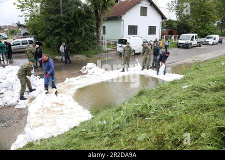 Petrinja, Kroatien. 19. Mai 2023. Der Kupa-Fluss brach durch das Abwassersystem und die Armee wurde entsandt, um den Ort zu sichern, an dem das Wasser in Petrinja, Kroatien, am 19. Mai 2023 brach. Foto: Edina Zuko/PIXSELL Credit: Pixsell/Alamy Live News Stockfoto