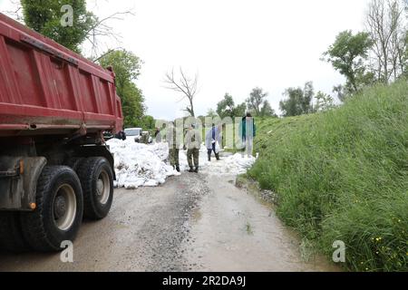 Petrinja, Kroatien. 19. Mai 2023. Der Kupa-Fluss brach durch das Abwassersystem und die Armee wurde entsandt, um den Ort zu sichern, an dem das Wasser in Petrinja, Kroatien, am 19. Mai 2023 brach. Foto: Edina Zuko/PIXSELL Credit: Pixsell/Alamy Live News Stockfoto