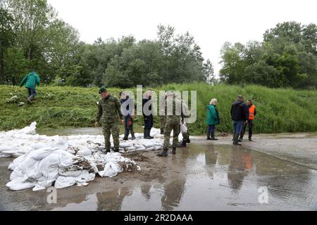 Petrinja, Kroatien. 19. Mai 2023. Der Kupa-Fluss brach durch das Abwassersystem und die Armee wurde entsandt, um den Ort zu sichern, an dem das Wasser in Petrinja, Kroatien, am 19. Mai 2023 brach. Foto: Edina Zuko/PIXSELL Credit: Pixsell/Alamy Live News Stockfoto