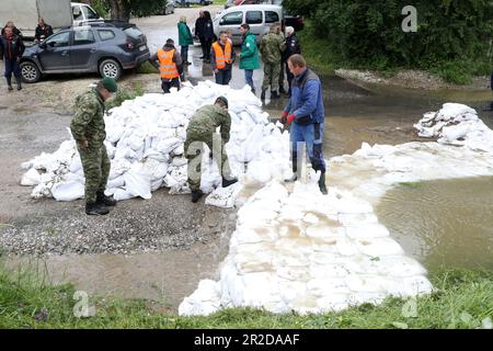 Petrinja, Kroatien. 19. Mai 2023. Der Kupa-Fluss brach durch das Abwassersystem und die Armee wurde entsandt, um den Ort zu sichern, an dem das Wasser in Petrinja, Kroatien, am 19. Mai 2023 brach. Foto: Edina Zuko/PIXSELL Credit: Pixsell/Alamy Live News Stockfoto
